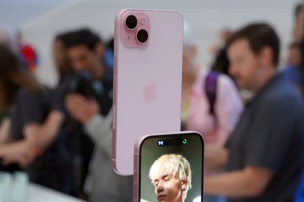 Hình ảnh iPhone 15 Plus Hồng được trưng bày trong buổi trải nghiệm sản phẩm mới tại Apple Park